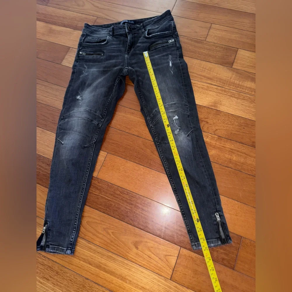 Stylish Distressed Black Jeans with Zipper Details Zara size 6 - Picture 6 of 7
